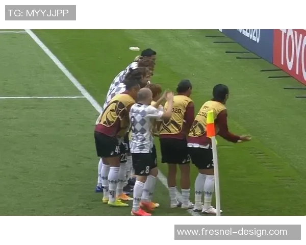 足球四大巨星合影：三位女球员与一位男球员齐聚一堂，共享荣耀时刻